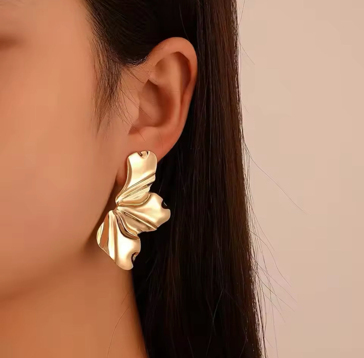 Aretes Medio Pétalo Dorado