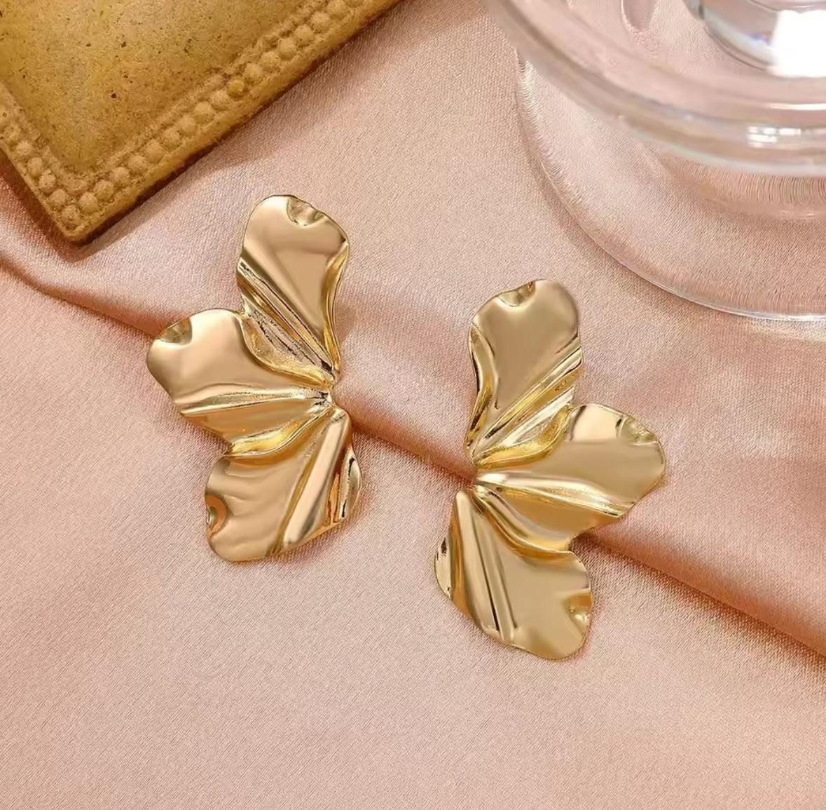 Aretes Medio Pétalo Dorado