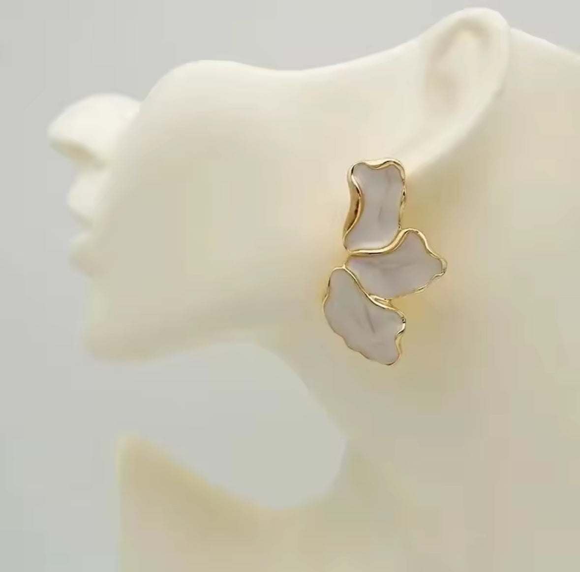 Aretes Medio Pétalo Blanco