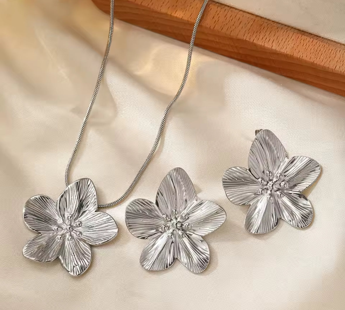 Combo Flor Plateada Collar con Aretes