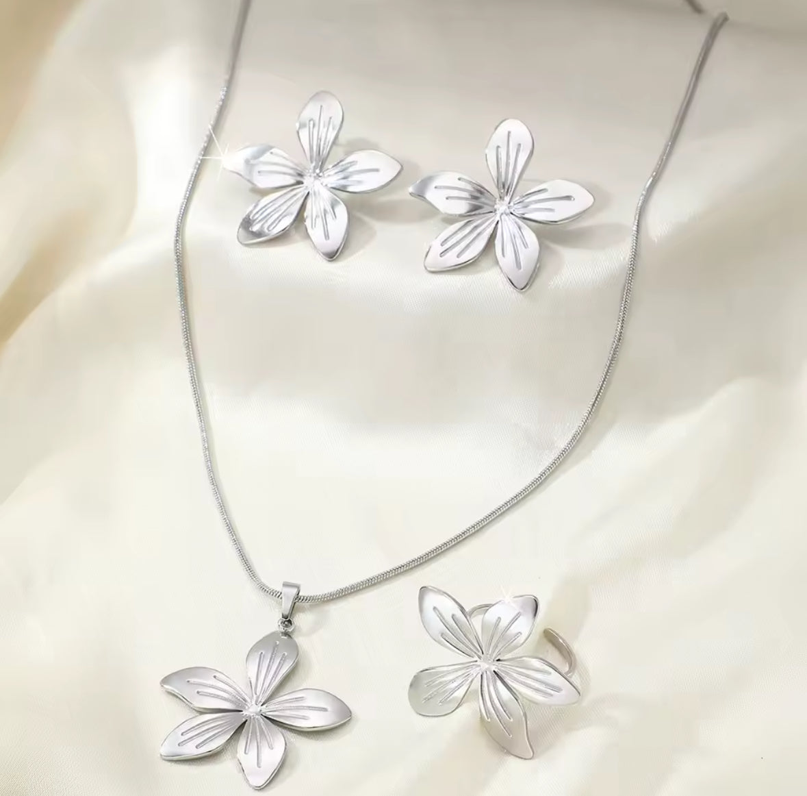 Combo Flor Plateada Collar, Aretes y Anillo