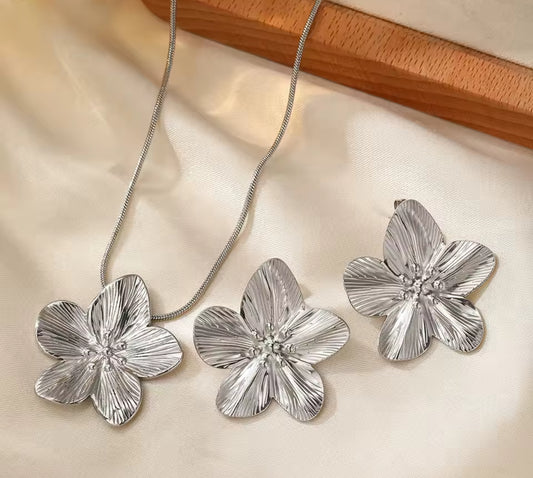 Combo Flor Plateada Collar con Aretes