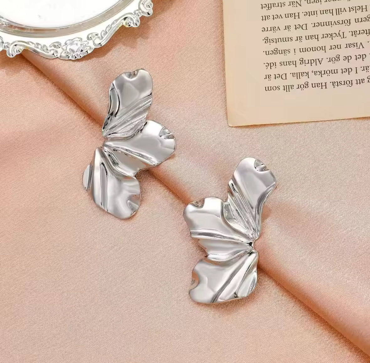 Aretes Medio Pétalo Plateado