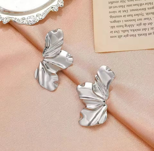 Aretes Medio Pétalo Plateado