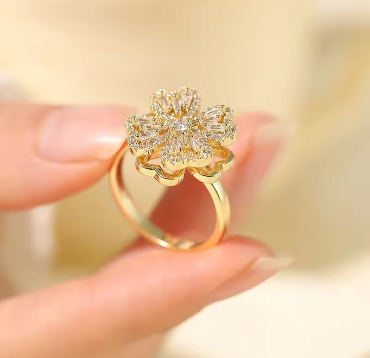 Anillo Flor Circones Dorado