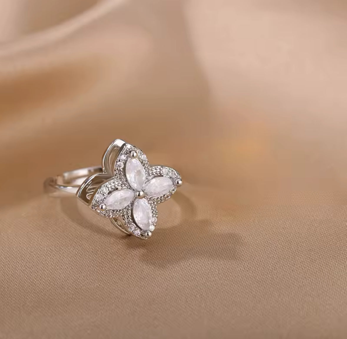 Anillo Flor Plateada Giratorio