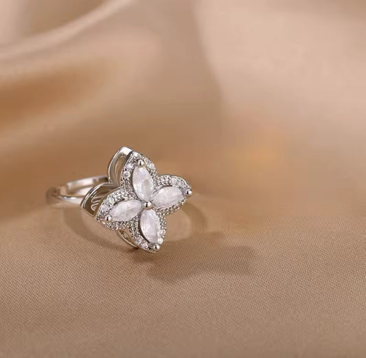 Anillo Flor Plateada Giratorio