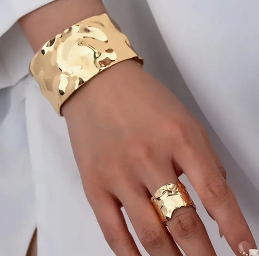 Combo Brazalete Con Anillo Dorado