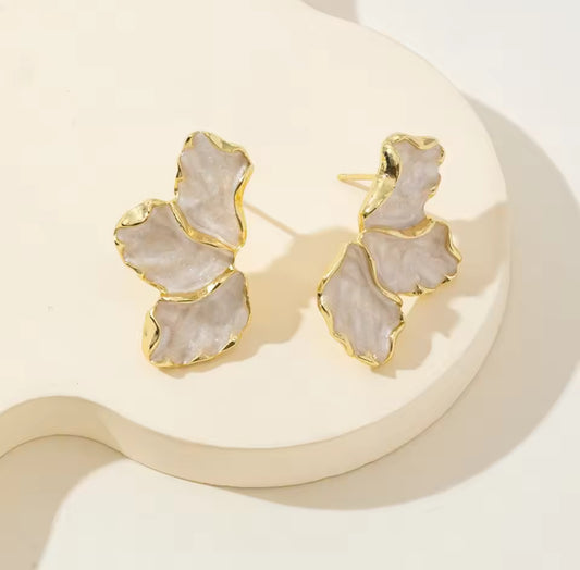 Aretes Medio Pétalo Blanco
