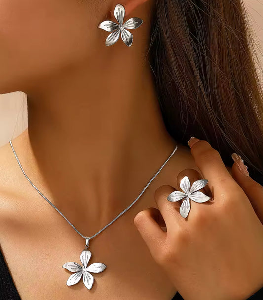 Combo Flor Plateada Collar, Aretes y Anillo